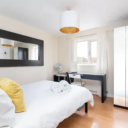 Pass The Keys Spacious Townhouse With 900 Mbps Wifi And Parking