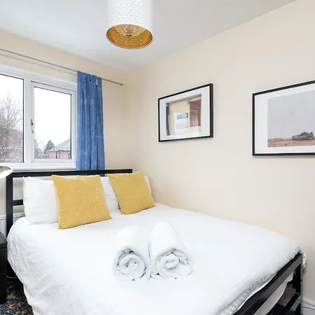 Pass The Keys Spacious Townhouse With 900 Mbps Wifi And Parking בית נופש