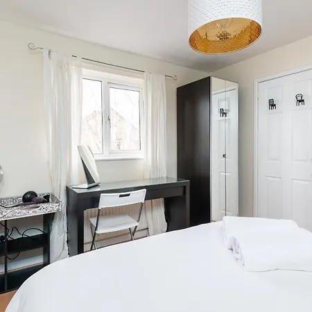 Pass The Keys Spacious Townhouse With 900 Mbps Wifi And Parking *
