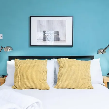 펜션 Pass The Keys Spacious Townhouse With 900 Mbps Wifi And Parking 요크
