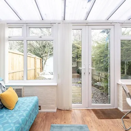 Pass The Keys Spacious Townhouse With 900 Mbps Wifi And Parking Holiday home *