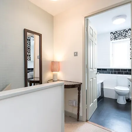 Pass The Keys Spacious Townhouse With 900 Mbps Wifi And Parking בית נופש