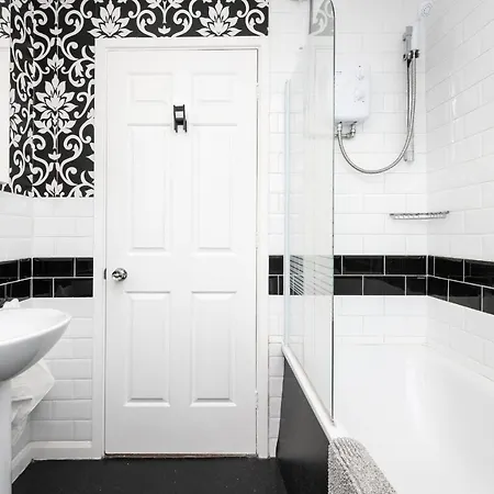 Pass The Keys Spacious Townhouse With 900 Mbps Wifi And Parking יורק