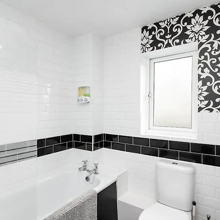 Pass The Keys Spacious Townhouse With 900 Mbps Wifi And Parking יורק